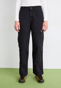 Брюки с накладными карманами