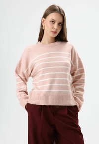 Пуловер в полоску