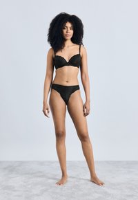 Трусы на бедрах