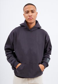 Пуловер с капюшоном