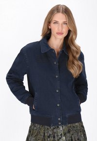 Куртка с накладнымит карманами