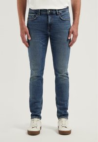 Узкие джинсы