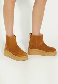 Сапожки на танкетке