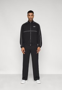 Спортивный костюм Спортивный костюм