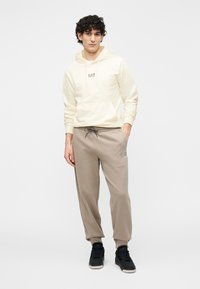 Спортивная кофта