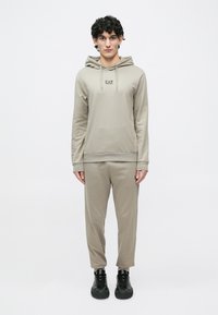 Спортивный костюм Спортивный костюм