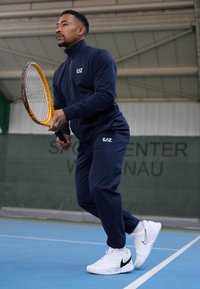 Спортивный костюм Спортивный костюм