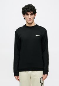 Спортивная толстовка