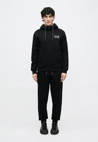 Спортивный костюм Спортивный костюм