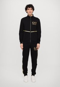 Спортивный костюм Спортивный костюм