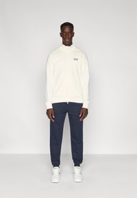 Спортивный костюм Спортивный костюм