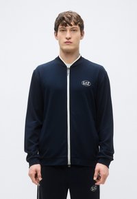 Спортивная кофта