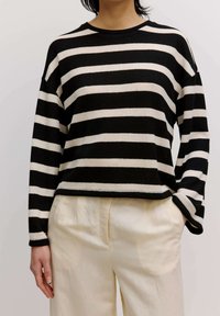 Пуловер в полоску