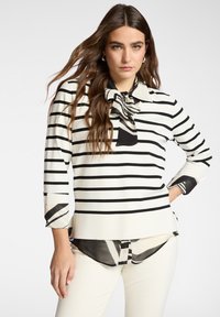 Пуловер с вырезом V