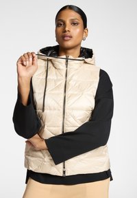 Пуховой жилет