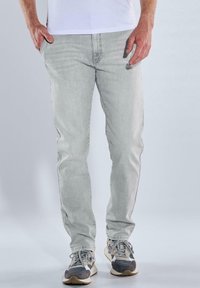 Прямые джинсы