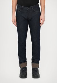 Узкие джинсы