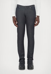 Узкие джинсы