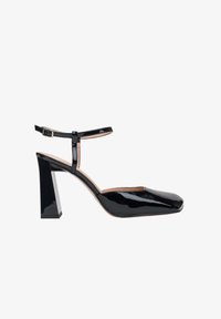 Туфли с ремешком