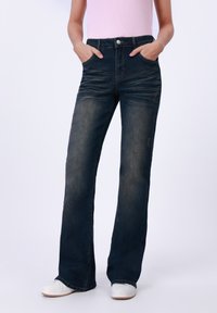 Клешеные джинсы