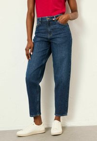 Короткие джинсы