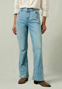 Клешеные брюки