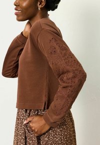 Вязаное платье