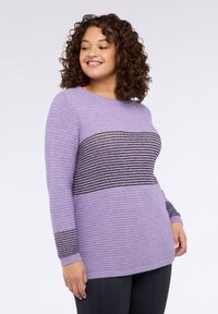 Пуловер в полоску