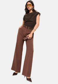 Блузка без рукавов Блузка без рукавов