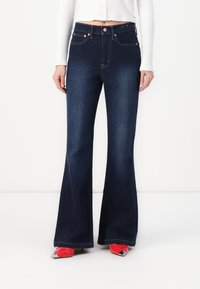 Клешеные джинсы