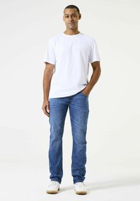 Прямые джинсы