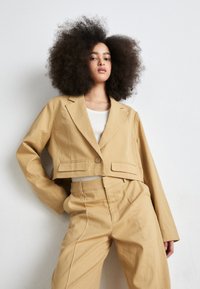 Блейзер с накладными карманами