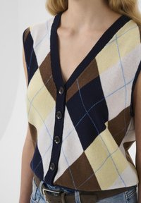 Вязаный жилет