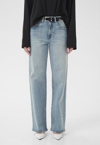 Свободные джинсы