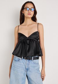 Топ на бретельках