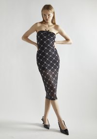 Платье без бретелек