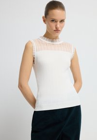 Блузка без рукавов