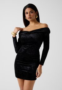 Платье футляр