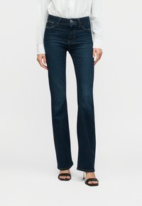 Клешеные джинсы