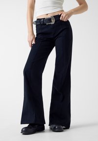 Клешеные джинсы