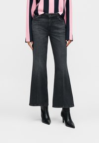 Клешеные джинсы