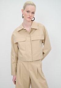 Куртка с накладнымит карманами