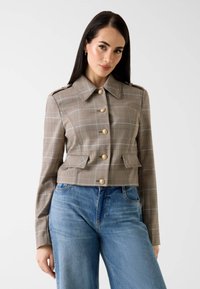 Блейзер с накладными карманами