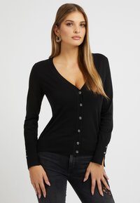 Вязаный жилет