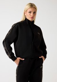 Спортивная толстовка