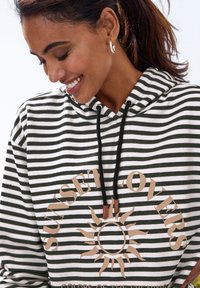 Пуловер с капюшоном