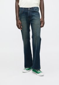 Прямые джинсы