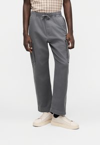 Брюки с накладными карманами