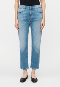 Короткие джинсы