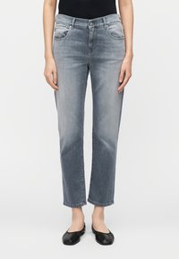 Короткие джинсы